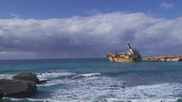 Cargo vessel Edro III shipwrecked near rocky coast — Stock Video