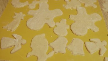 Çiğ hamurdan yapılmış Noel kurabiyeleri