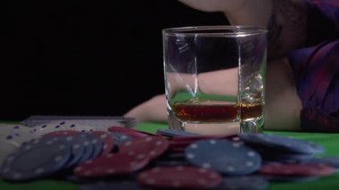 Puro bitmemiş bir viskinin içine düşer.