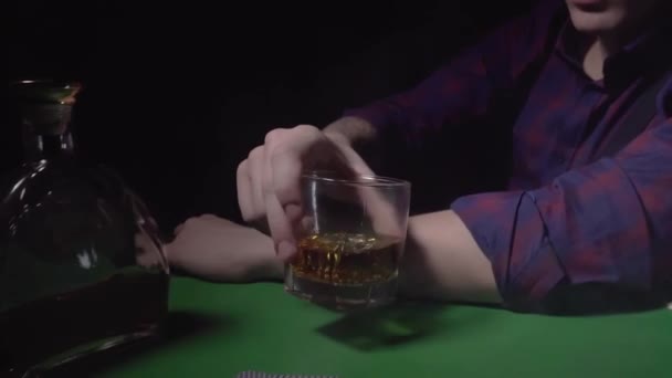 A fickó whiskyt iszik a kaszinóban.