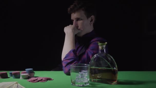 En kille tar en cigarr från ett grönt bord på ett kasino — Stockvideo