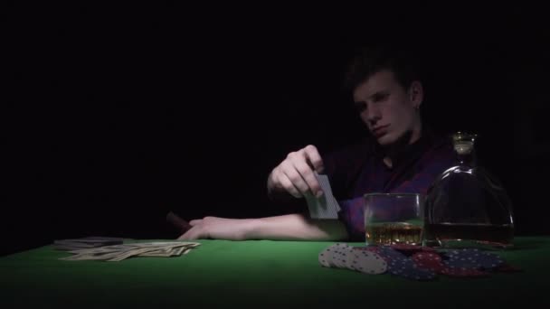 Jungs spielen in einem Casino. — Stockvideo