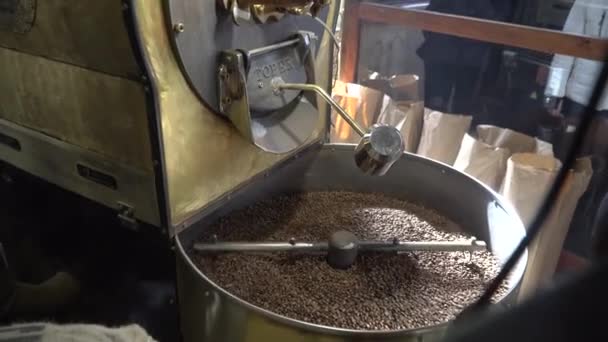 Ψήσιμο κόκκων καφέ σε εξοπλισμό Ψήσιμο — Αρχείο Βίντεο