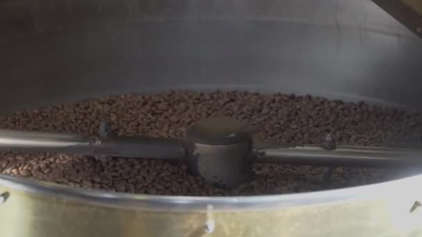 Asar granos de café en el equipo de tostado — Vídeo de stock