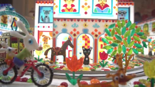 Colorful caramel toys in a shop window — ストック動画