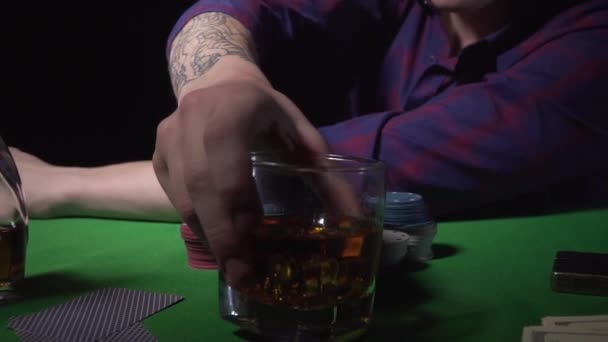 Mann trinkt Whisky im Casino — Stockvideo