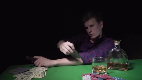 Faceci grający w kasynie. — Wideo stockowe