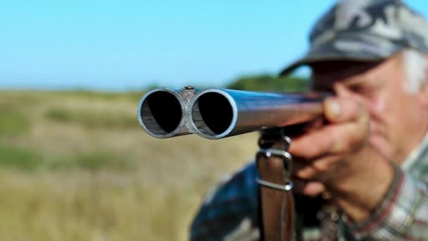 Hunter punta con una pistola — Video Stock