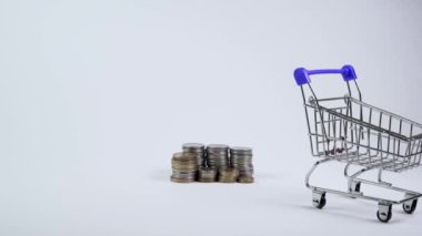 Alışveriş arabası para taşıyor.