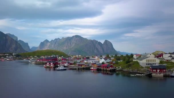 Letecký pohled na Reine na Lofotenských ostrovech v Norsku — Stock video