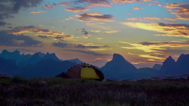 Tente touristique au sommet de la montagne — Video