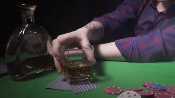 Killar som spelar på ett kasino. — Stockvideo