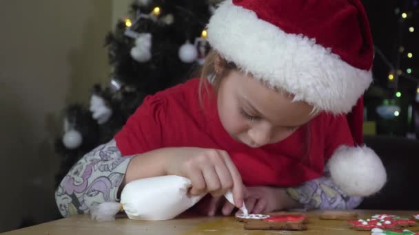 Kind verft kerstkoekjes. — Stockvideo