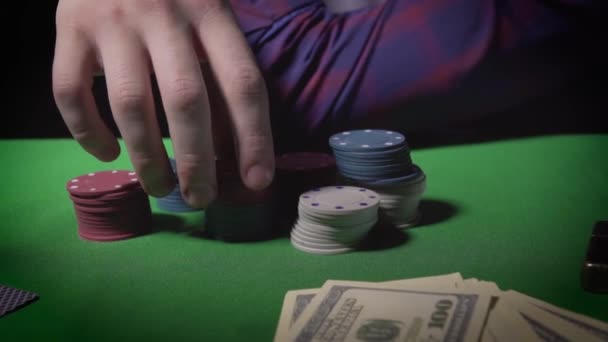 El jugador toma las fichas de la mesa de cartas — Vídeo de stock