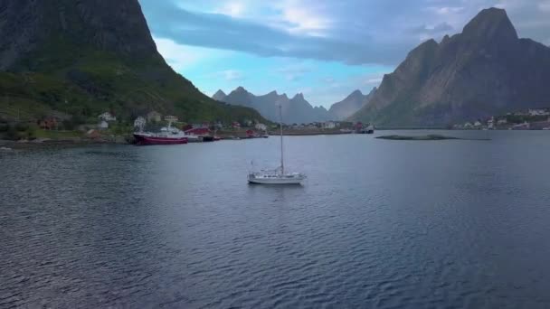 ノルウェーのロフトテン島のラインの空中ビュー — ストック動画