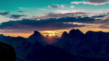 Dağlarda güzel bir gün batımı