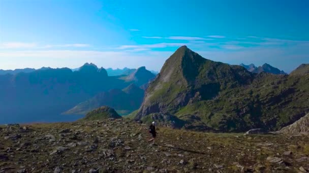 Luftaufnahme von Mädchen mit Rucksack geht auf einen Bergrücken — Stockvideo