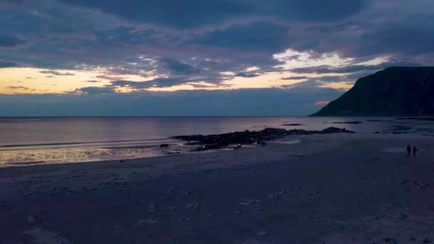 Vuelo sobre una playa al atardecer — Vídeo de stock