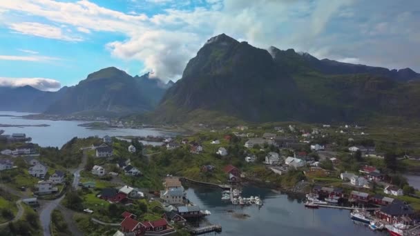 Letecký pohled na rybářské město na ostrovech Lofoten v Norsku — Stock video