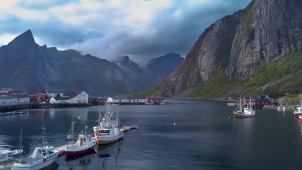 Vliegen over vissersschepen in de haven van een klein stadje op de Lofoten eilanden — Stockvideo