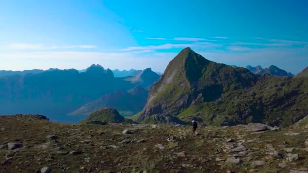 Vista aérea de chica con una mochila va en una montaña Ridge — Vídeo de stock