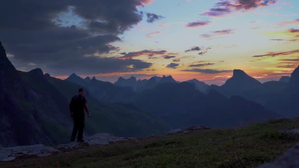 A man and a woman travel in the mountains early in the morning — 비디오