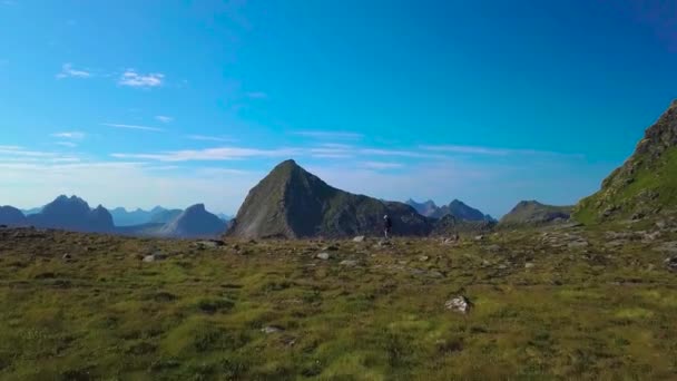 Вид з повітря на дівчину з рюкзаком йде на гірський хребет — стокове відео