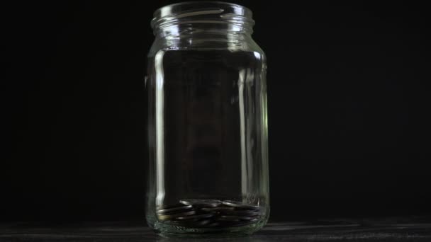 玻璃瓶中的钱币 — 图库视频影像