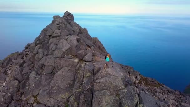 Hombre y mujer en la cima de la montaña — Vídeo de stock