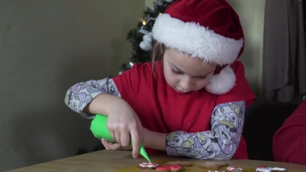 Child paints Christmas cookies. — Stock Video