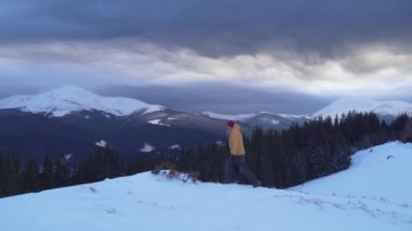 Bir adam kışın dağlarda seyahat eder.