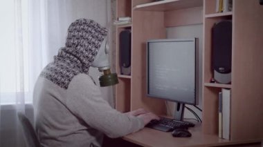 Gaz maskeli bir hacker.