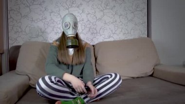 Gaz maskeli kız.