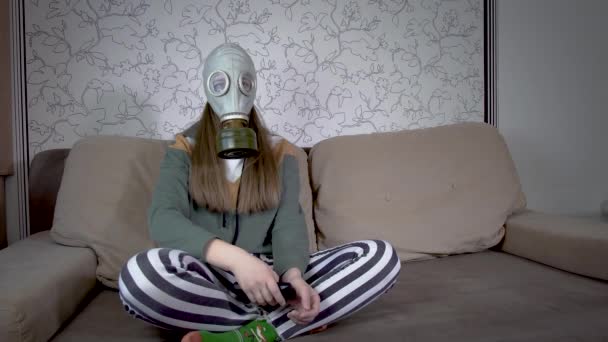 Flicka i gasmasker — Stockvideo