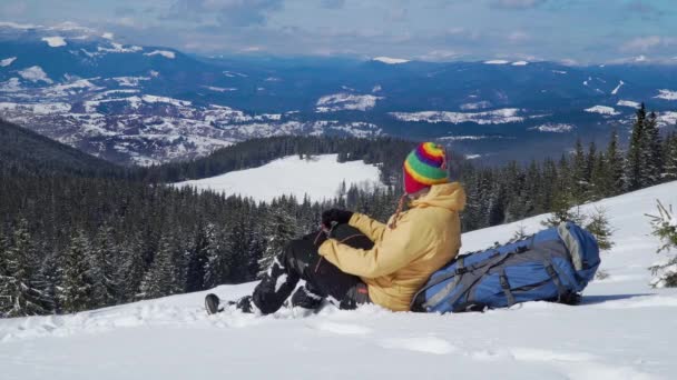 Reiziger in de bergen in de winter — Stockvideo