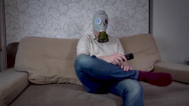 Gaz maskeli adam.