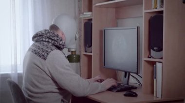 Gaz maskeli bir hacker.