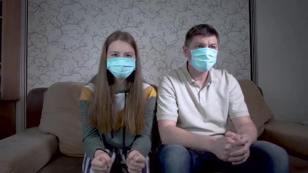 Tochter und Vater in Masken — Stockvideo