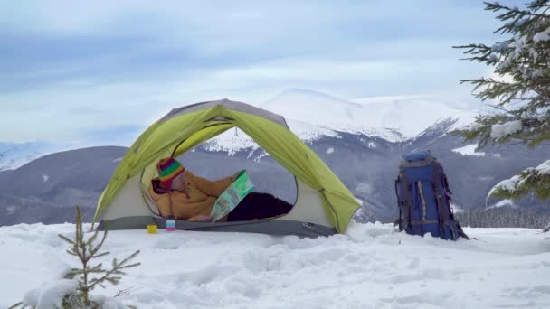 Toerist in een tent in de bergen — Stockvideo