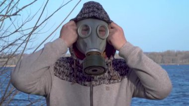 Gaz maskeli adam.