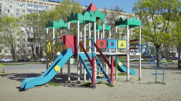 Parco giochi per bambini vuoto — Video Stock