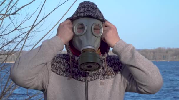 Man in gas masks — Stock Video