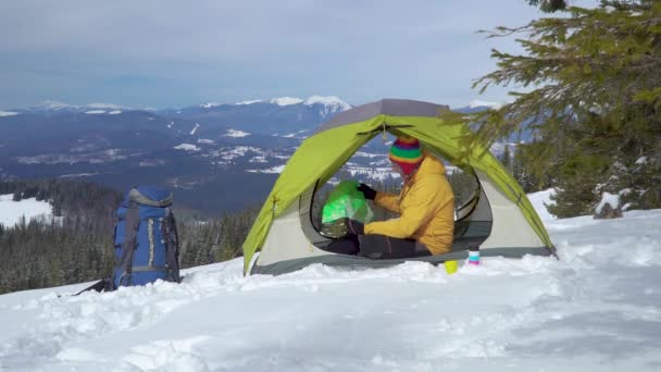 Touriste dans une tente dans les montagnes — Video