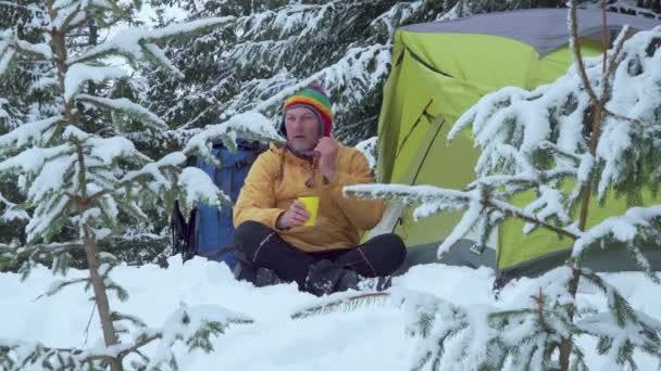 Viaggiatore vicino a una tenda nel più orest in inverno — Video Stock