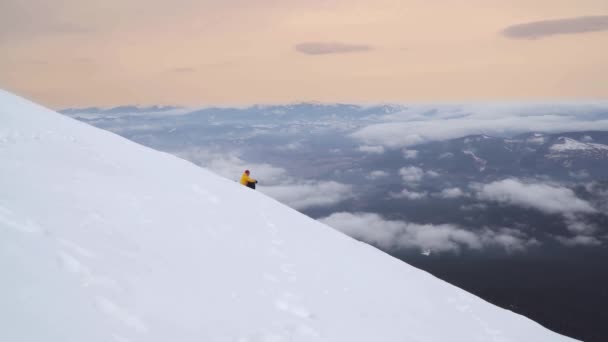 Мандрівник в горах взимку — стокове відео