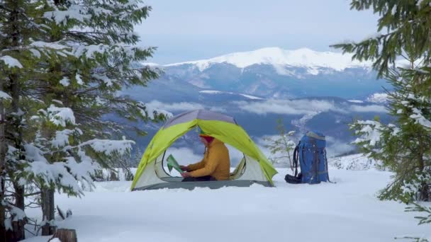 Turista em uma tenda nas montanhas — Vídeo de Stock