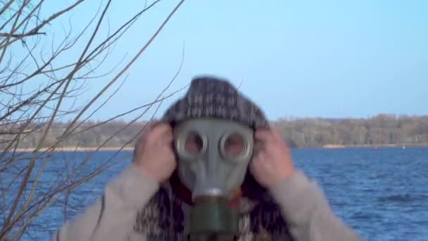 Hombre con máscaras de gas — Vídeos de Stock