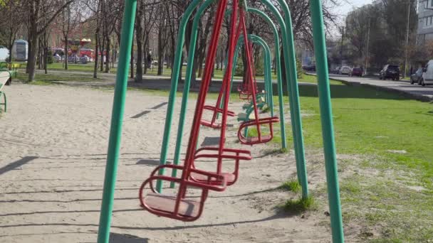 Balanços vazios no parque infantil — Vídeo de Stock