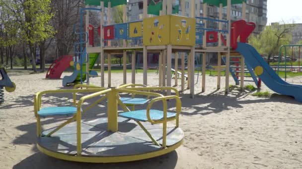 Karuzela wiruje na placu zabaw dla dzieci — Wideo stockowe