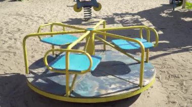 Atlıkarınca çocuk parkında dönüyor.